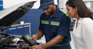 Atendimento técnico em loja de bateria de carro com teste profissional
